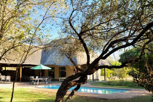 Komati River Chalets zwembad en tuin